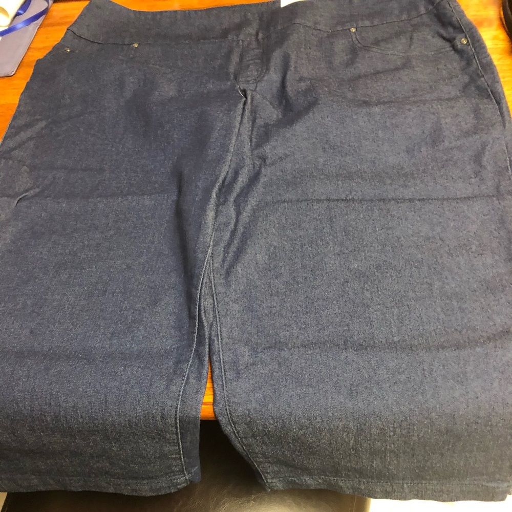 Ladies’ dark denim Capri pants. Stretch. Size XL